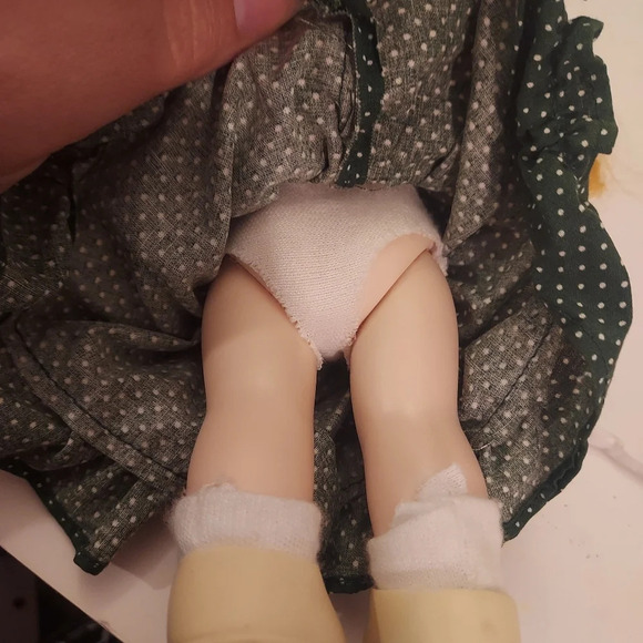 Precious Moments Children of The World Series - Shannon from Ireland Doll - Picture 9 of 11